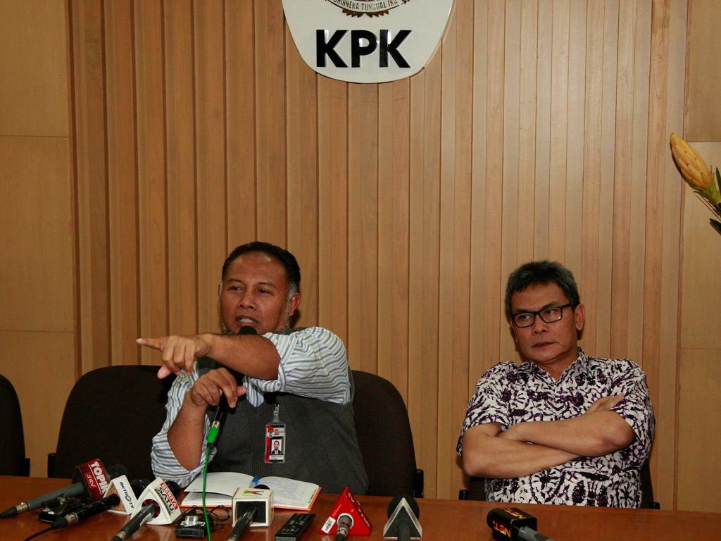 Wakil Ketua Komisi Pemberantasan Korupsi Bambang Widjojanto (kiri) didampingi Deputi Pencegahan KPK Johan Budi menyampaikan pernyataan pers di Gedung KPK, Jakarta, Rabu (11/2) malam. Foto: MI/ROMMY PUJIANTO