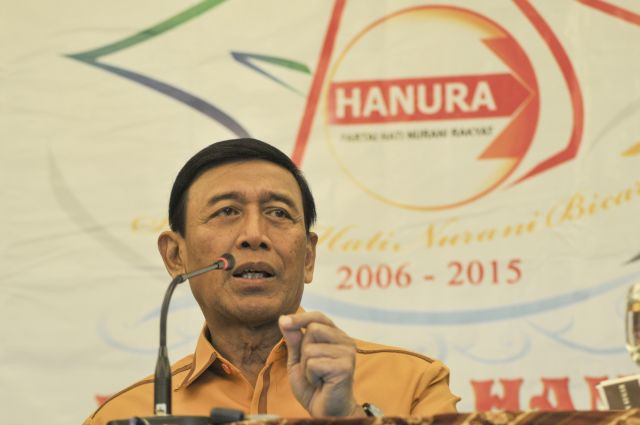 Wiranto memberikan keterangan pers di Solo, Jawa Tengah, Kamis (12/2/2015). Partai Hanura akan melaksanakan Musyawarah Nasional ke-2 di Solo 13-15 Februari 2015.ANT/Andika Betha