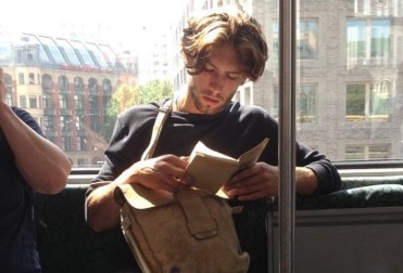 Pria Tampan Baca Buku Jadi Tren di <i>Instagram</i> 