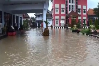 Sungai Kendal Meluap, PNS Tetap Bekerja