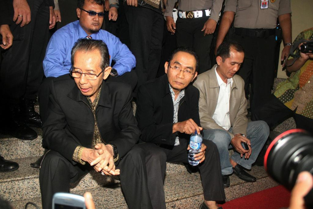 Komisioner KPK Zulkarnain (kiri)--MI/Arya Manggala