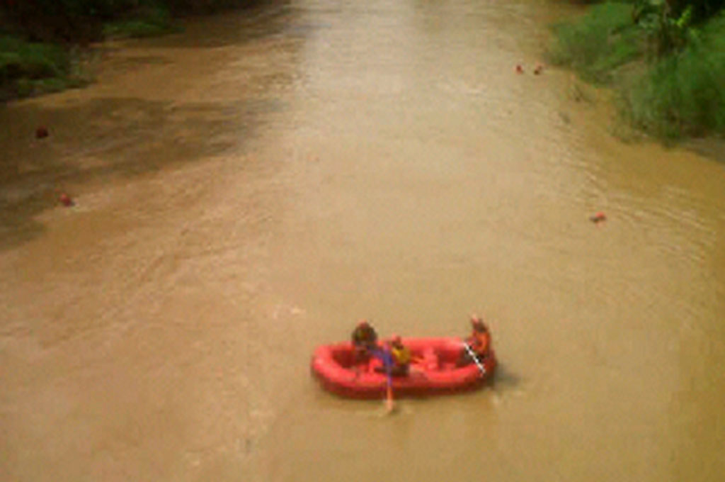 BPBD, TNI, polisi dan Kaniwata terus melakukan penyisiran dua korban terseret arus Sungai Ciseel, Kabupaten Ciamis, Jawa-Barat. (MI/Adi Kristan)
