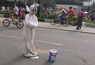 Warga Temukan Pocong di Car Free Day