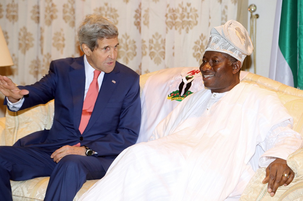 Menlu AS John Kerry (kiri) bertemu Presiden Nigeria Goodluck Jonathan di Lagos, Nigeria - AFP / PHILIP OJISUA