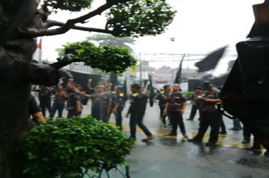 Berorasi, Massa Pendukung Budi Gunawan Dan KPK Disekat Polisi