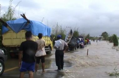 Sungai Kahayan Meluap, Jalan TransKalimantan Putus