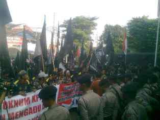 Sidang Praperadilan Budi Gunawan Selesai, Massa Bubarkan Diri