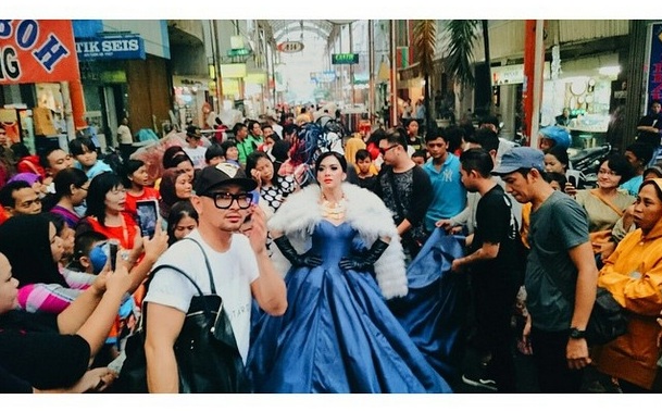 Heboh, Syahrini ke Pasar & Halte Bus Pakai Gaun Mewah  