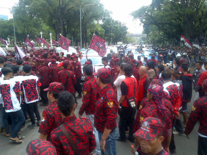 Pendukung BG Ancam Dobrak Pintu Istana