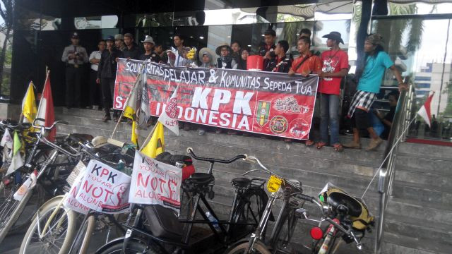 Pasukan Ontel dari Jember Geruduk Gedung KPK
