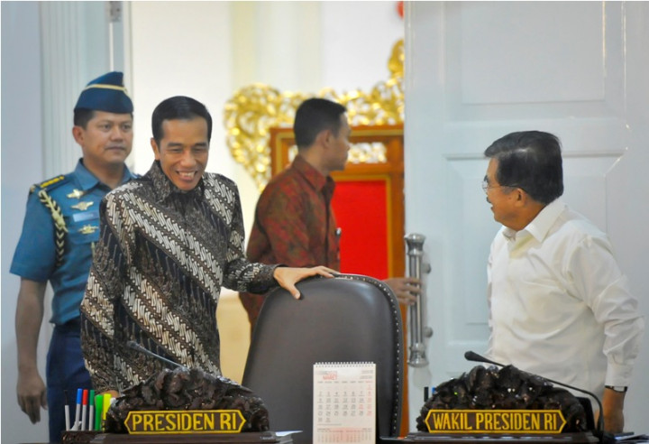 Jokowi Berhadapan dengan Dua Kelompok Besar