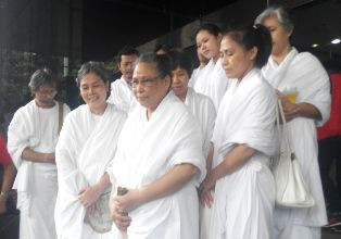 Datangi KPK, Lia Eden: Tuhan harus Turun Tangan