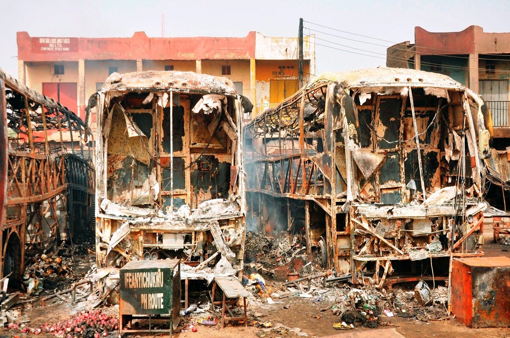 Bus yang hancur terkena serangan bom bunuh diri di Kano, Nigeria - AFP / AMINU ABUBAKAR