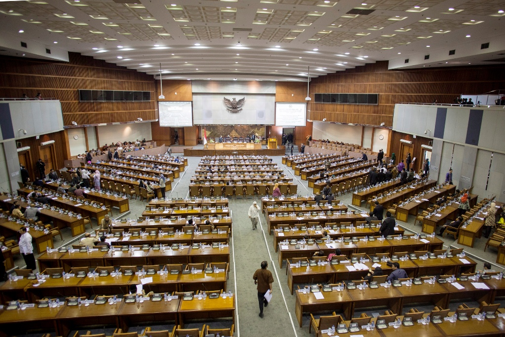 Anggota DPR mengikuti Sidang Paripurna di Kompleks Parlemen, Senayan, Jakarta--Antara/SIGID KURNIAWAN 