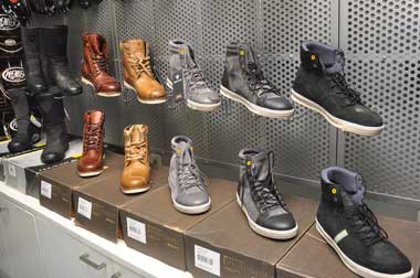 Sepatu <i>Riding Casual</i>, Solusi <i>Bikers</i> yang Ingin Tampil Keren