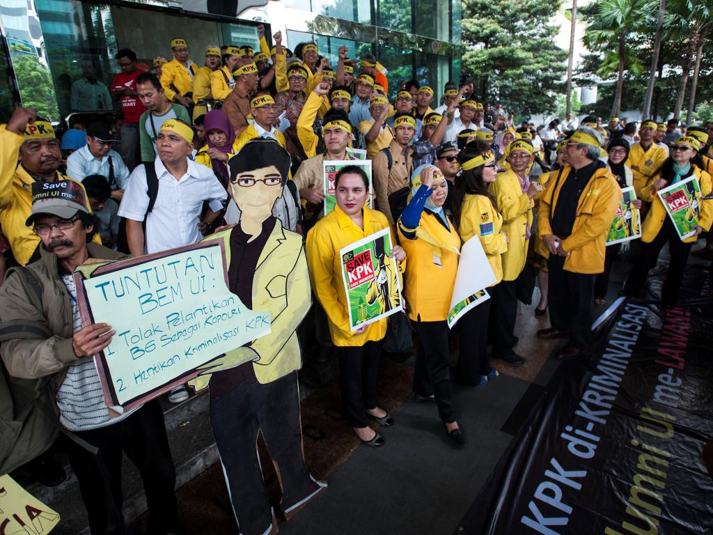 Para alumni Universitas Indonesia (UI) melakukan aksi mendukung KPK di halaman gedung KPK, Jakarta, Rabu (18/2). Mereka mendorong agar jangan sampai ada terjadi pelemahan KPK. (Foto: ANTARA FOTO/Rosa Panggabean)