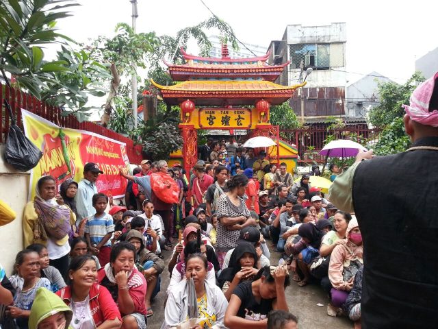 Imlek, Peminta-minta Mengalir ke Gereja Maria Bunda Karmel