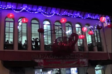 Warga Solo Manfaatkan Lampion Imlek untuk Berfoto