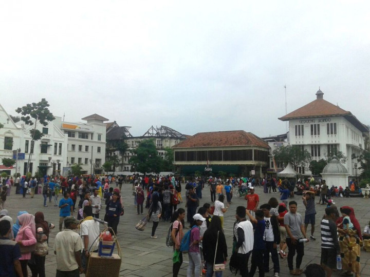 Libur Imlek, Warga Berbondong-bondong ke Kota Tua