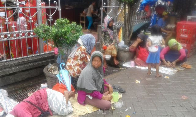 Peminta-minta Berjejal di Kelenteng Boen Tek Bio 