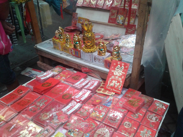 Pedagang Pernik Imlek Raup Jutaan Rupiah   