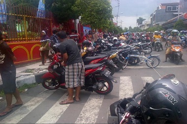 Waw, Tukang Parkir Bisa Kumpulkan Jutaan Rupiah di Hari Imlek