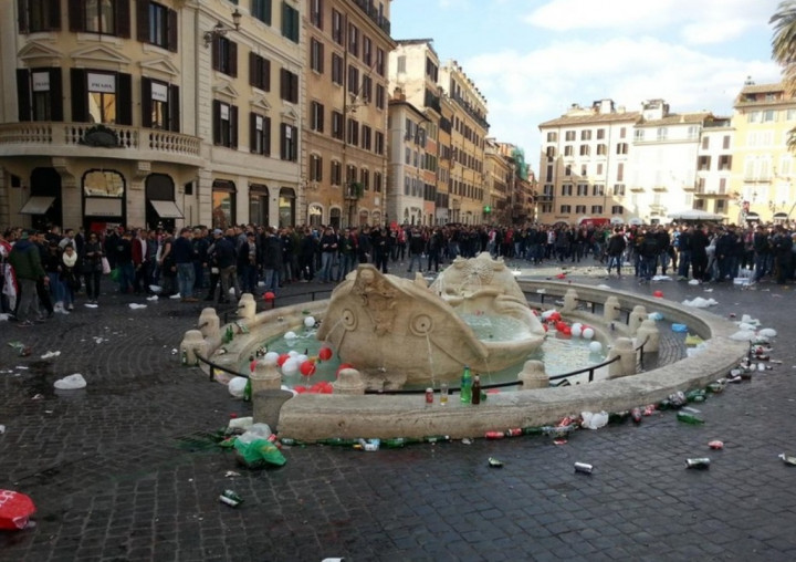 Jelang Laga, Aksi Ricuh Suporter Feyenoord di Kota Roma Terus Berlanjut