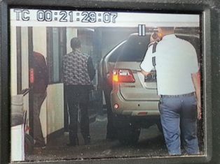 Abraham Samad Masih <i>Ngantor</i> di KPK