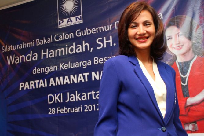 Wanda Hamidah Nikahi Seorang Mualaf 