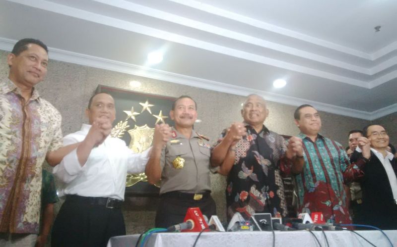 Pimpinan KPK dan Polri bergandengan tangan usai jumpa pers di Mabes Polri-- MTVN/Lukman