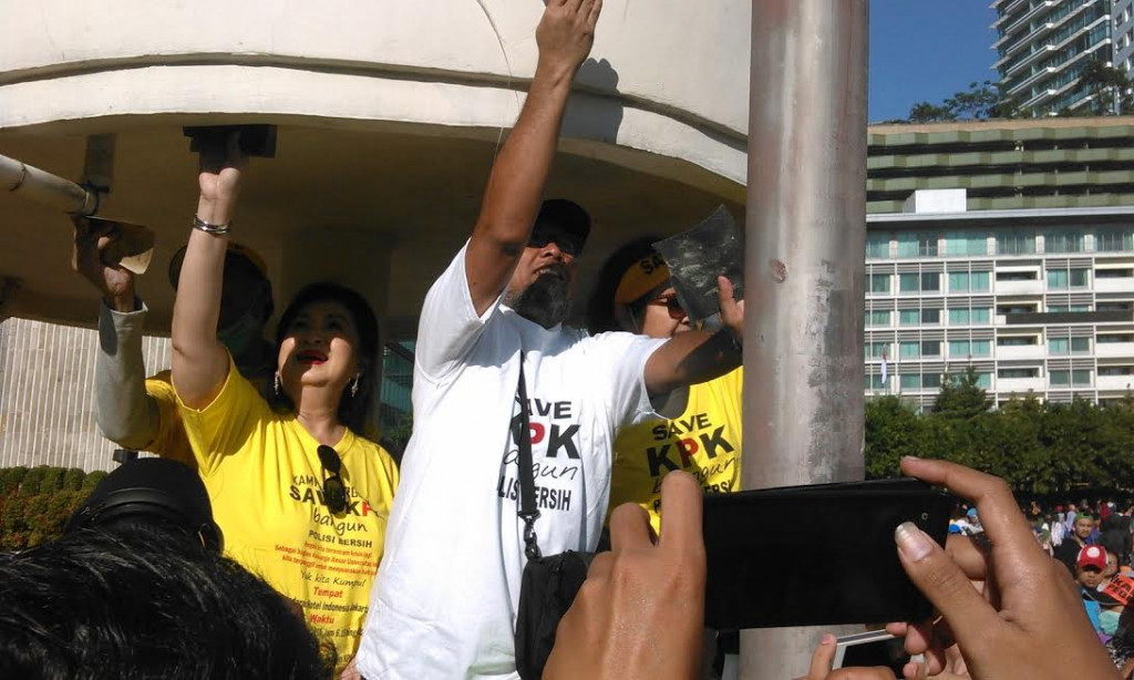 Bambang Widjojanto saat blusukan di kawasan Car Free Day Jakarta. (Foto: Metrotvnews.com, Deny Irwanto)