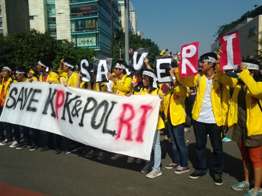Keluarga Besar Universitas Indonesia dan Universitas Negeri Lain mengadakan aksi dukung perbaikan KPK-Polri di Bundaran HI - MTVN/Ciputri Hutabarat
