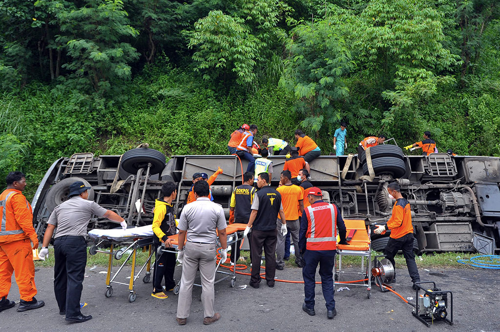 Petugas melakukan proses evakuasi korban yang masih berada dalam bus Sang Engon yang mengalami kecelakaan tunggal di ruas tol Kota Semarang, Jateng, Jumat (20/2). (Antara/Rekotomo)