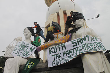 ​Ditolak Warga, Monumen Patung Penghias Kota Akhirnya Dibongkar 