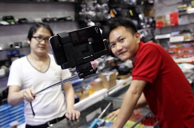 Bila Pedagang Gunakan 'Tongsis' untuk Layani Pembeli 