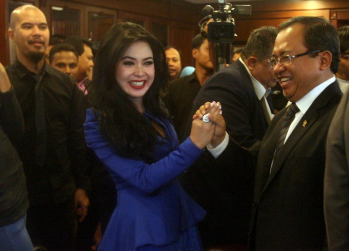 Polisi Kesulitan Periksa Syahrini