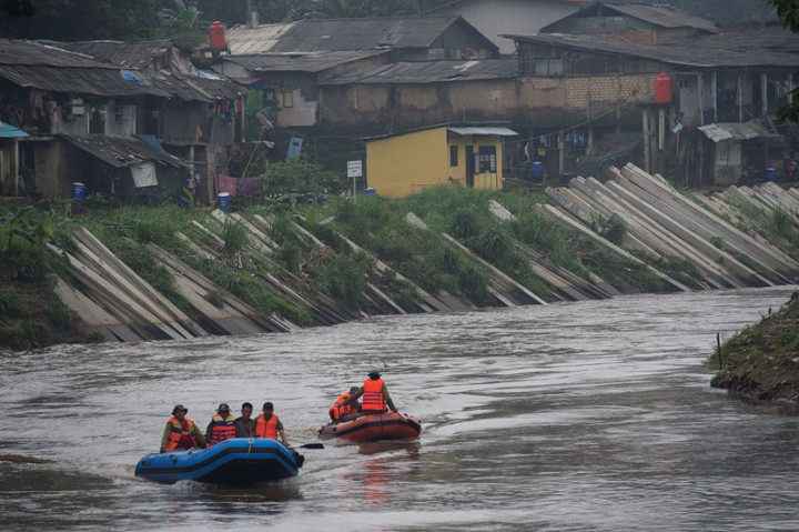 Hujan Lebat di Depok, Satu Pelajar Tewas Terseret Arus Ciliwung
