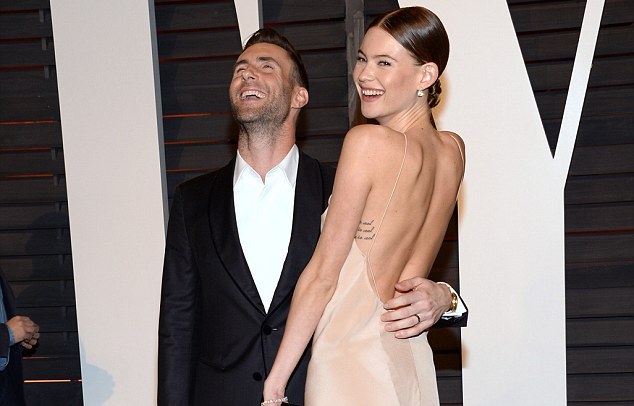 Vokalis Maroon 5 'Selamatkan' Istri dari Insiden Busana Memalukan 