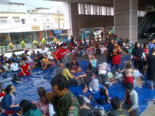 Datangi Korban Kebakaran, Djarot Berikan Pakaian Dalam