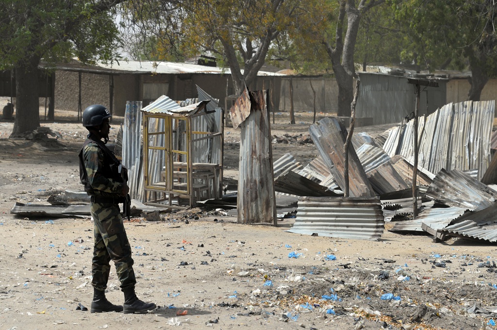 Seorang prajurit berpatroli di Fotokol, kota Kamerun di perbatasan Nigeria yang menjadi lokasi pertempuran dengan kelompok militan Boko Haram - AFP / Reinnier KAZE