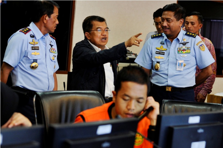 JK Puji Basarnas dan Nelayan dalam Pencarian AirAsia 