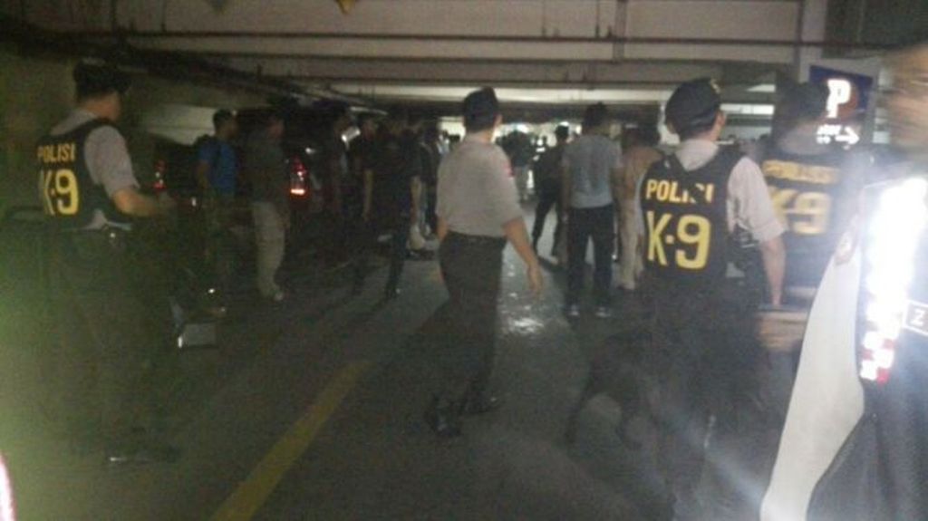 Polisi Melakukan Sterilisasi di Sekitar Lokasi Penemuan Benda Diduga Bom di ITC Depok, Jawa Barat-- Metrotvnews.com/Fajri