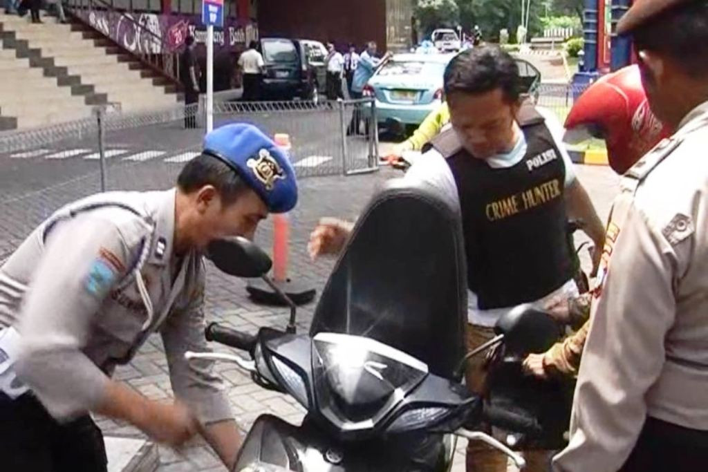 Polisi geledah pengunjung di ITC Mega Grosir, Surabaya, Jawa Timur. Foto: Metro TV/ Catur Irawan