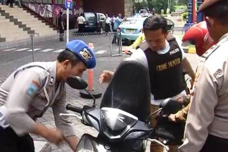 Cegah Teror Bom, Polisi <i>Sweeping</i> Mal