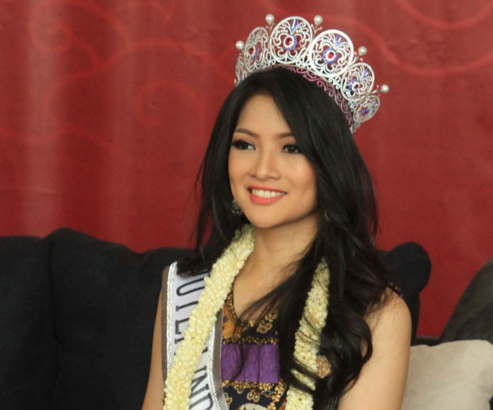 Hindari Pro-Kontra, Puteri Indonesia 2015 Hapus Foto Berbaju Palu Arit