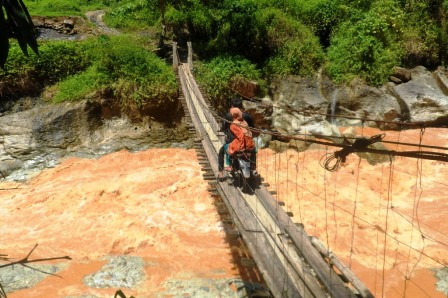 Duh! Jembatan Gantung Kiaragoong Ini Memprihatinkan