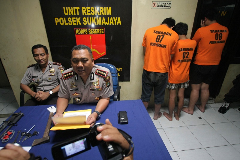 Kapolres Depok Kombes Pol Ahmad Subarkah (kanan) didampingi Kapolsek Sukmajaya Kompol Agus Widodo menunjukan barang bukti kejahatan berupa kapak dan sangkur beserta tiga tersangka pelaku begal motor. MI/Bary Fathahilah