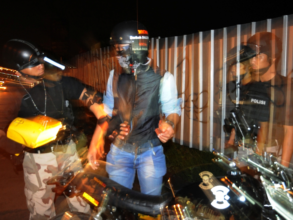 Tim Jaguar Polresta Depok memeriksa barang bawaan pengendara bermotor saat gelar operasi Bina Kusuma di Jalan Margonda Raya, Depok, Jawa Barat, Kamis (5/2) dinihari. (Foto: ANTARA FOTO/Indrianto Eko Suwarso)