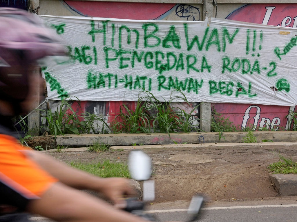 Spanduk peringatan begal. (Foto: MI/Bary Fathahilah)