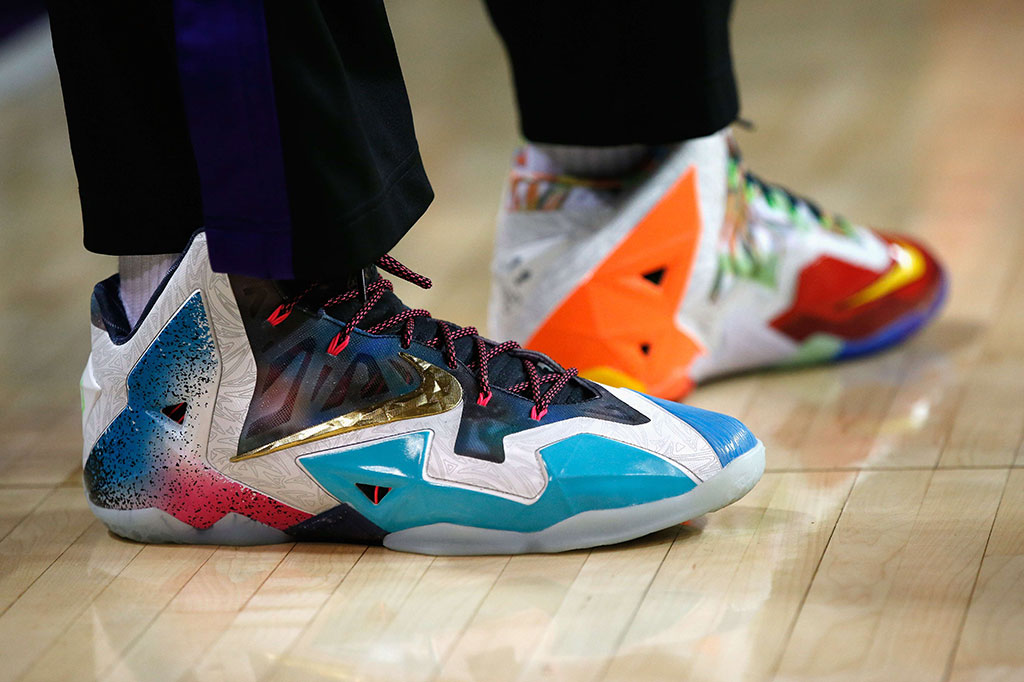 Sepatu Warna-warni DeMarcus Cousins
